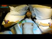 黑色皮带捆绑起来逼逼全部分开