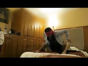 男子带女友酒店开房衣服都不脱掀开裙子就开干,深喉爆菊樣樣精通